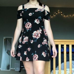 Square neckline dress with roses